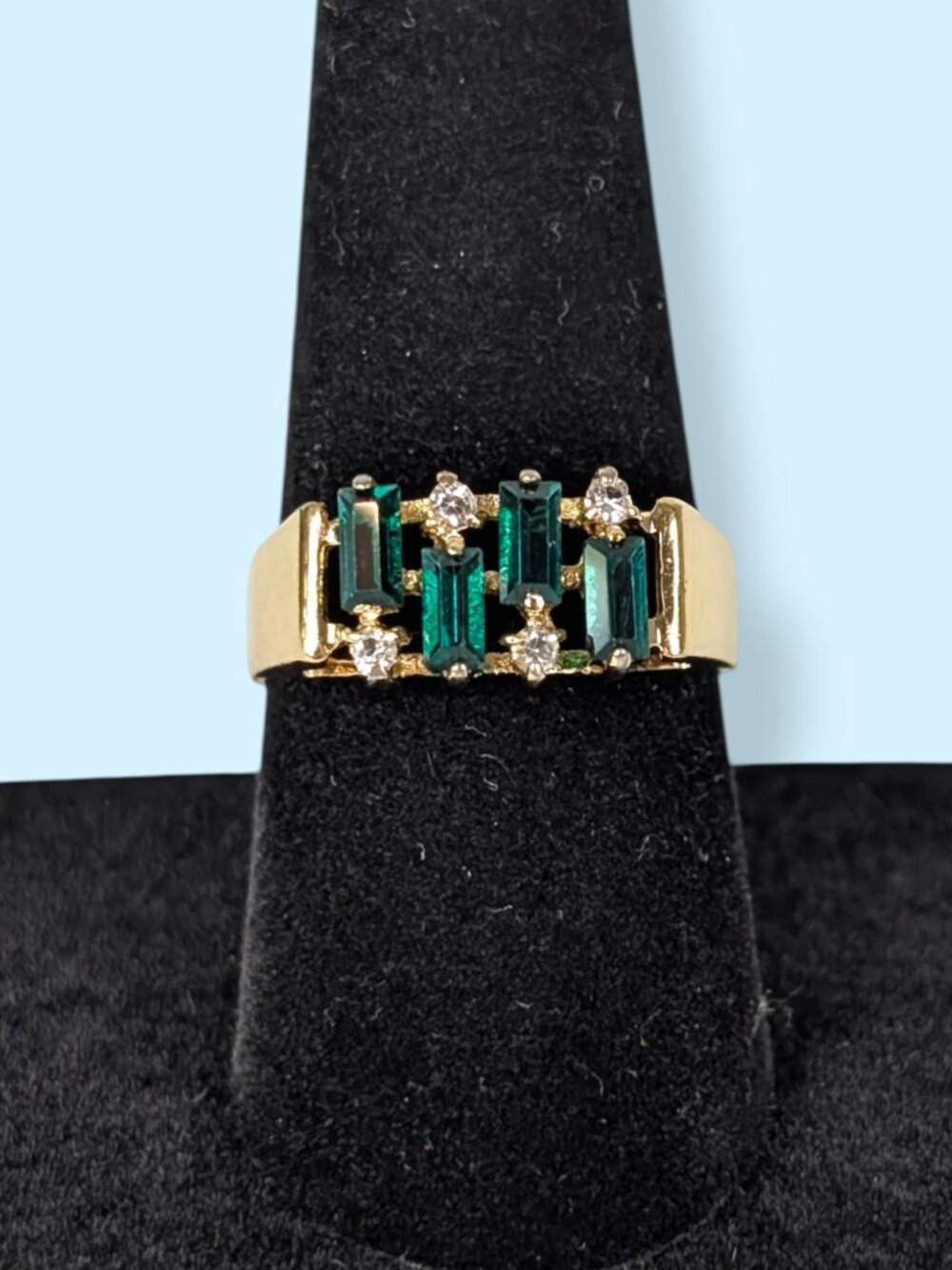 Vintage 18KGE Green & White Stone Ring